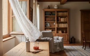 Intérieur d'une maison avec aération après traitement au xylophène.